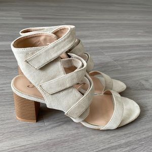 Light tan heel, never worn. Size 9